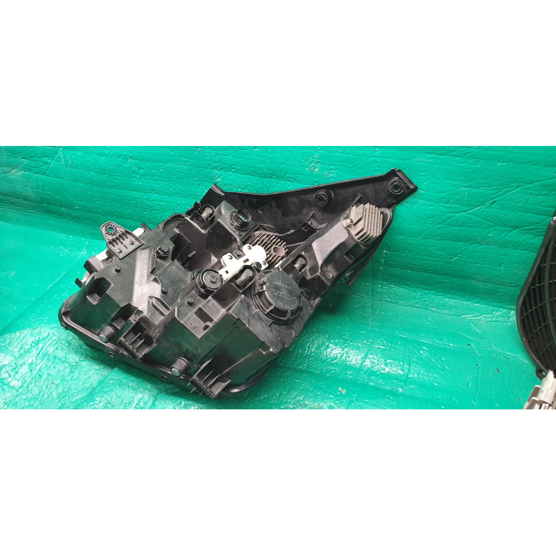 92102-S2500 Hyundai Santa Fe Right LED Headlight 2021 92180-S2500