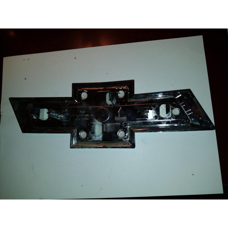 23236301 Chevrolet Silverado Front Grille Emblem 2015-2019