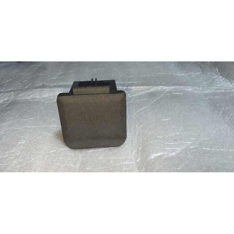 25908967 Chevrolet Silverado Center Console AUX Charger USB SD Card Port