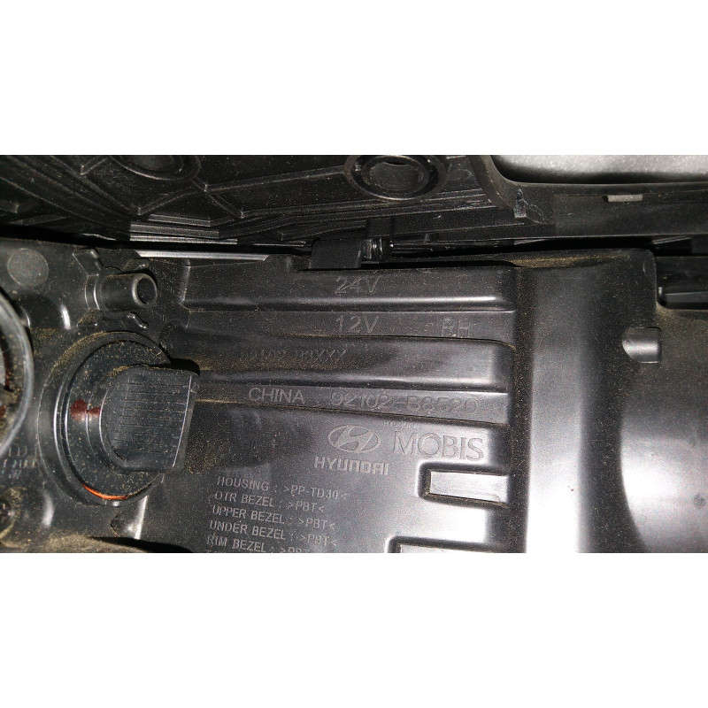 92102-B8520 Hyundai Santa Fe Right Headlight 2016-2017