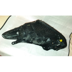 92102-B8520 Hyundai Santa Fe Right Headlight 2016-2017