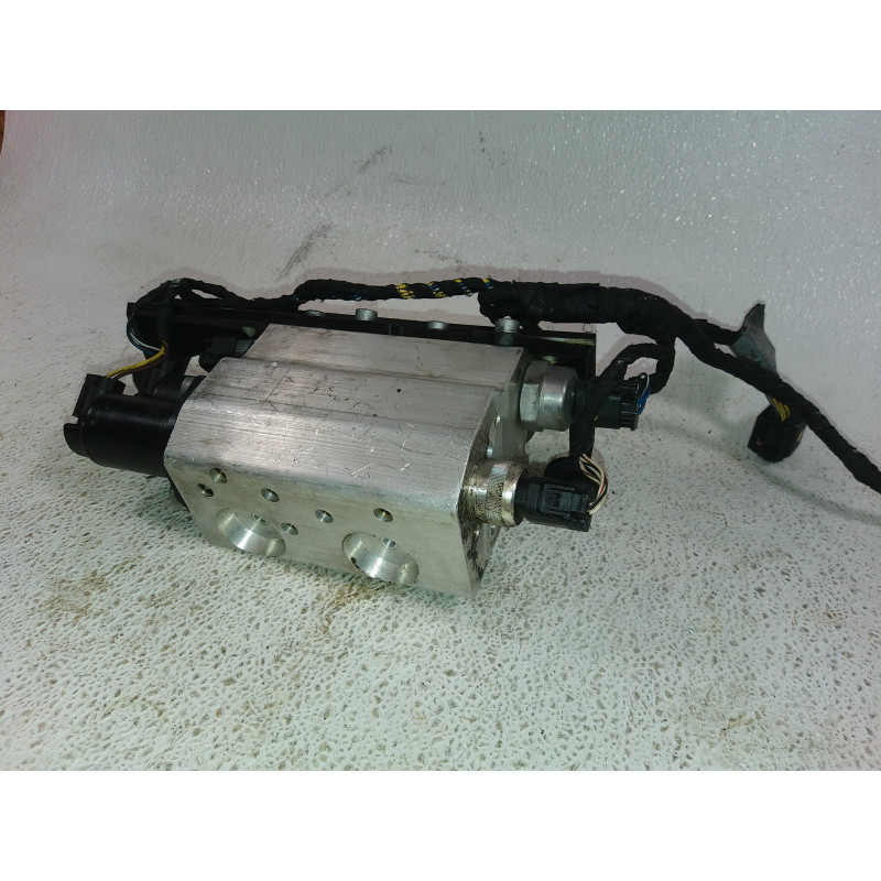 37206758704 BMW 7 Suspension Dynamic Drive Valve Hydraulic Pump Block