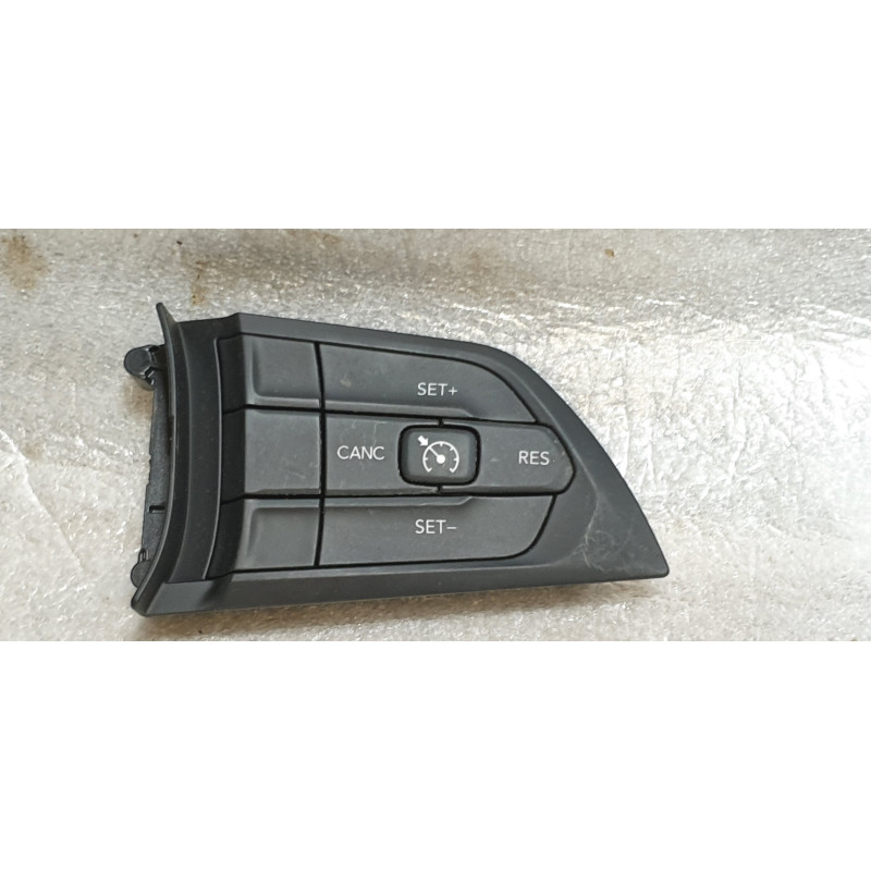 68423930AA Jeep Grand Cherokee Steering Wheel Cruise Control Switch