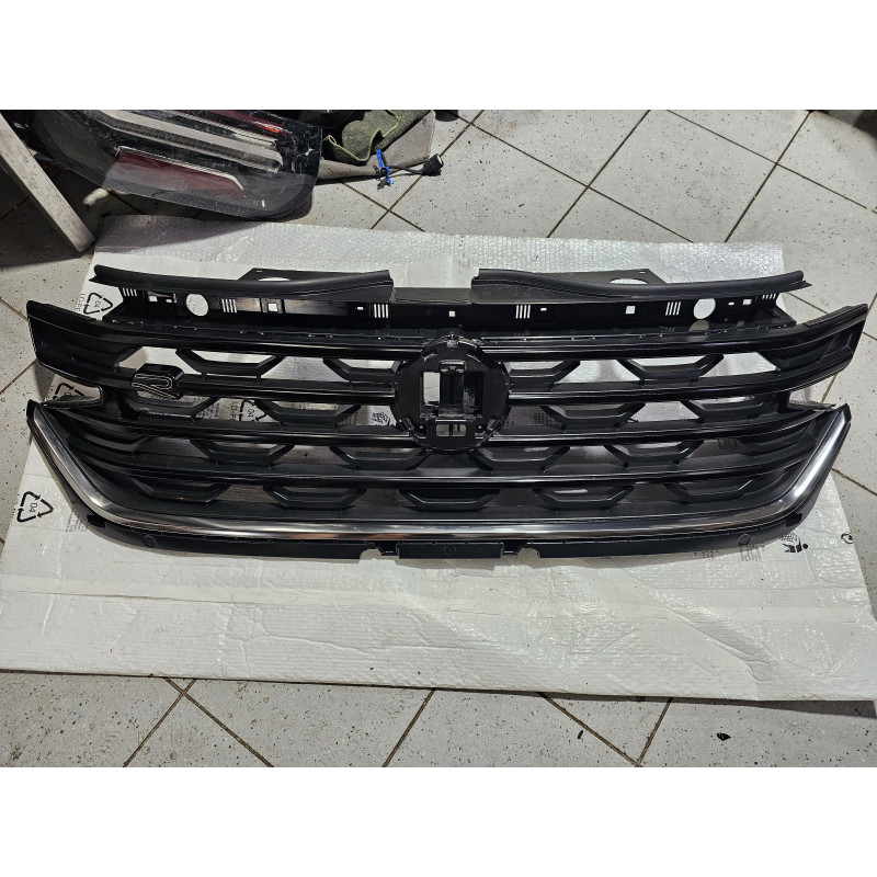 3CN853653E Volkswagen Atlas Cross Sport Front Bumper Grille 2024