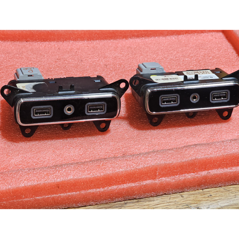 68323663AD Jeep Grand Cherokee Auxiliary Dual USB Port 2018-2022 68323663AE