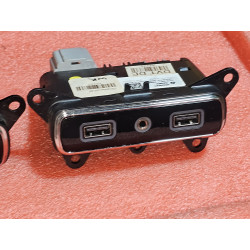 68323663AD Jeep Grand Cherokee Auxiliary Dual USB Port 2018-2022 68323663AE