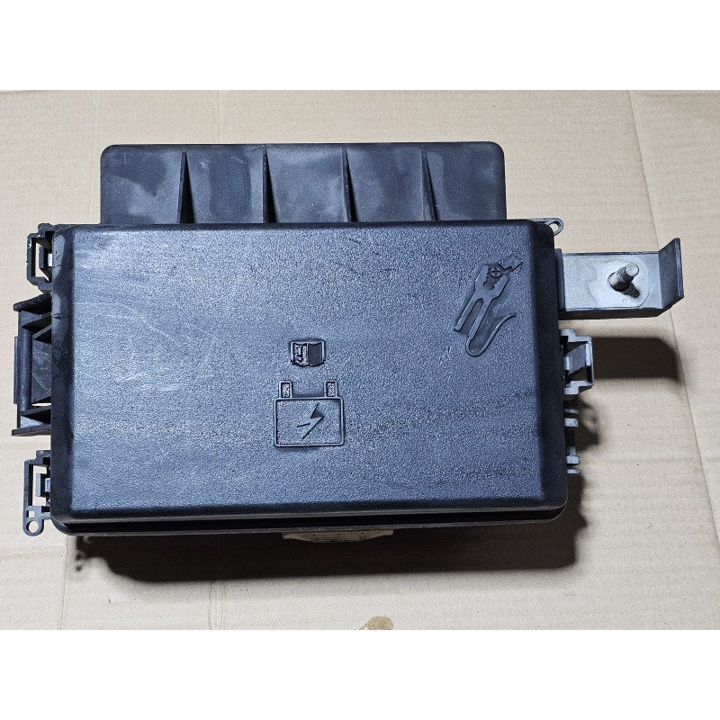 04692031AI Dodge Charger Fuse Relay Box 2008-2009