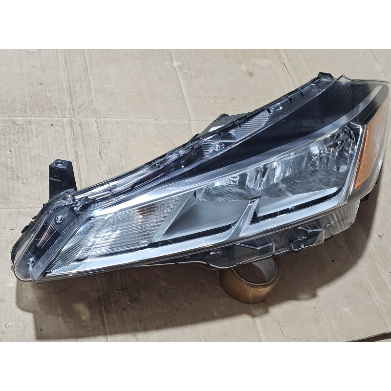 260605R00A Nissan Kicks Left Halogen Headlight 2021-2024