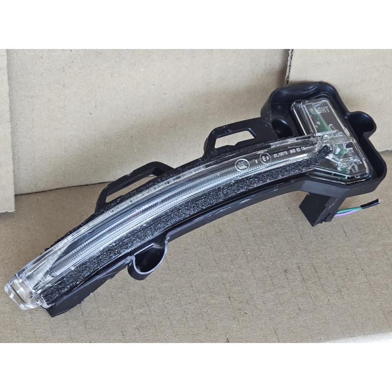 24942806 Maserati Levante Right Mirror Turn Signal Indicator LED Lamp