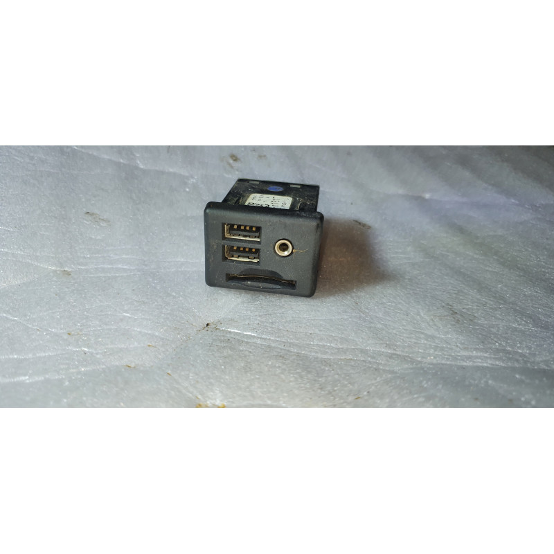 13581213 Cadillac ATS Center Console Auxiliary AUX SD Card USB Port
