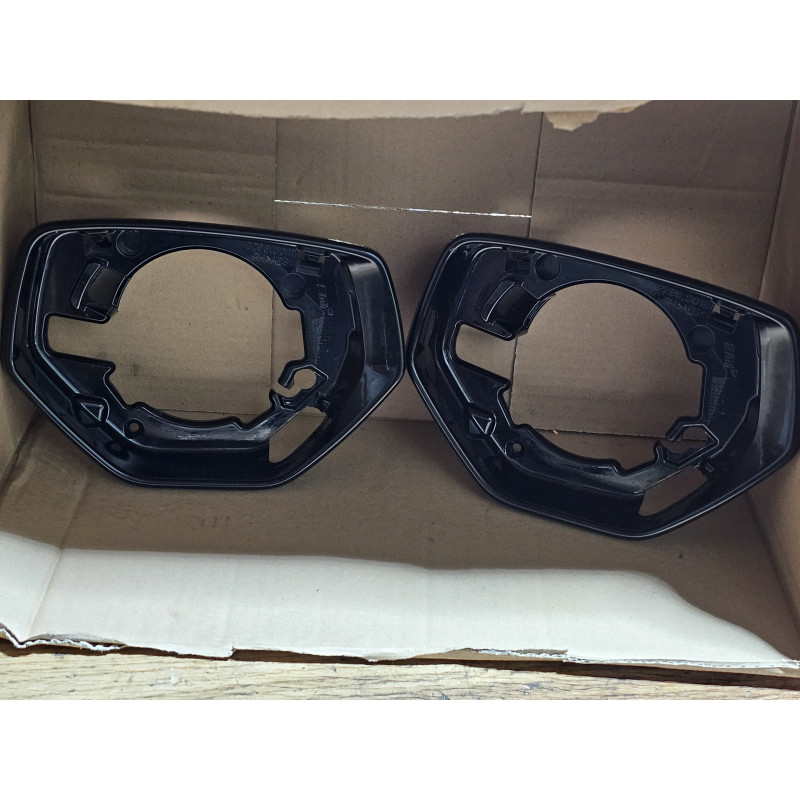 84743817 Chevrolet Corvette Right Mirror Housing Frame Bezel 2020-2025