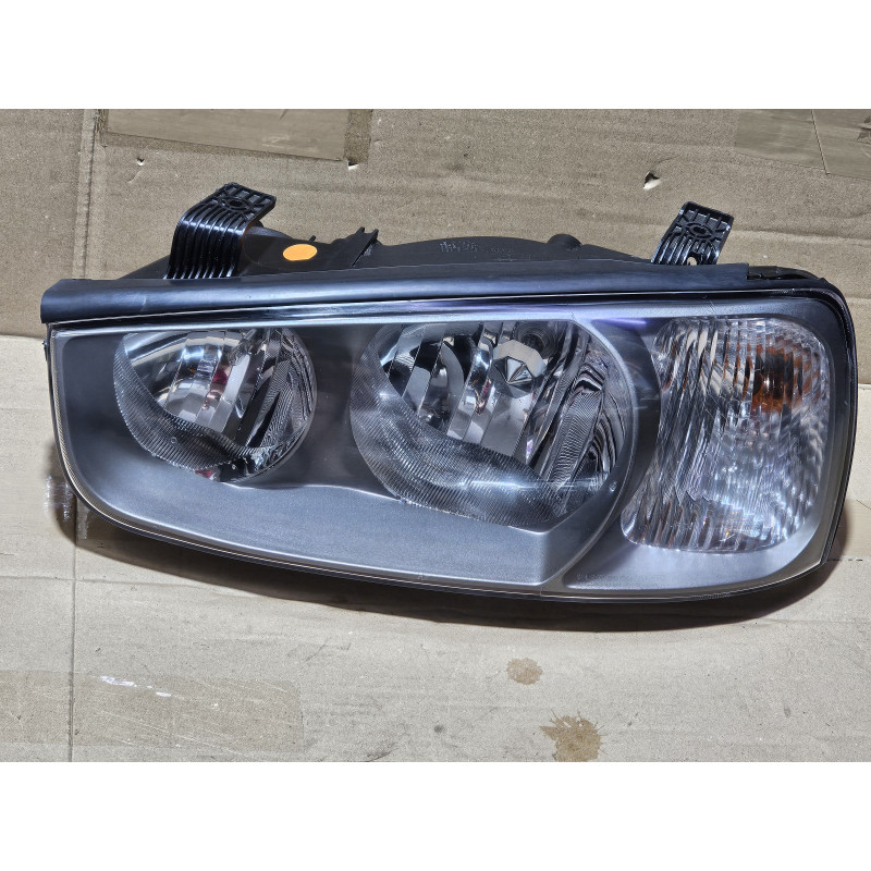 Hyundai Elantra Left Halogen Headlight 2001-2006