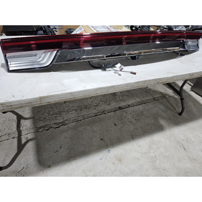 NL7B-13B433-AN Lincoln Navigator Tailgate Center LED Tail Lamp 2022-2024