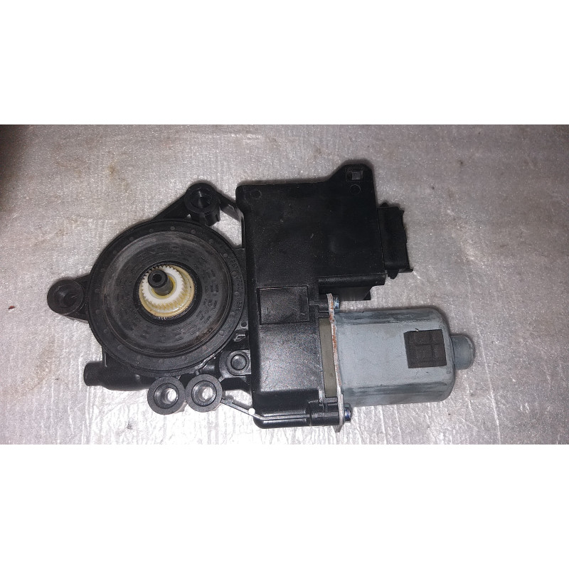 KIA CADENZA FRONT RIGHT DOOR WINDOW MOTOR 2017-2018 82460-F6000