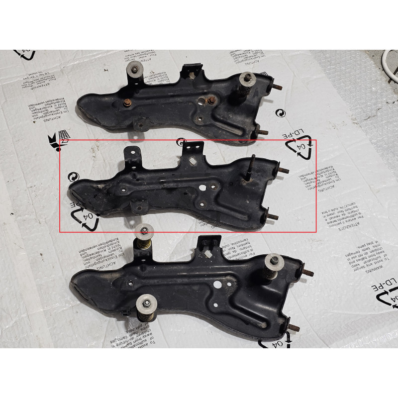 68204730AE Jeep Grand Cherokee Air Compressor Pump Lower Bracket Mount
