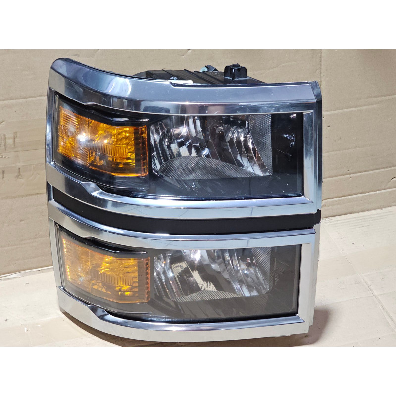 4078972C91 Chevrolet Silverado 4500 HD Right Mid Halogen Headlight (chrome)