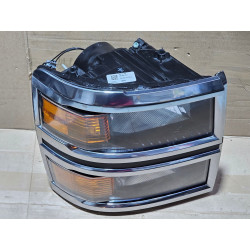 4078972C91 Chevrolet Silverado 4500 HD Right Mid Halogen Headlight (chrome)