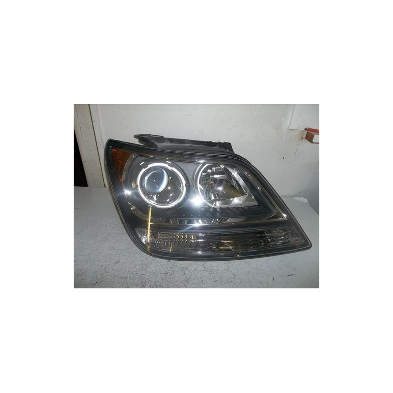 Kia Borrego Right Headlight 2009-2013