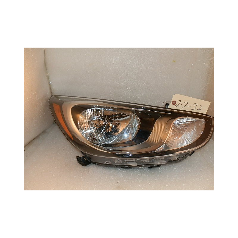92102-1R010 Hyundai Accent Right Halogen Headlight 2012-2014