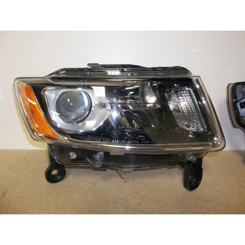 68110996AD Jeep Grand Cherokee Right Halogen Headlight 2014-2016 55112908AA