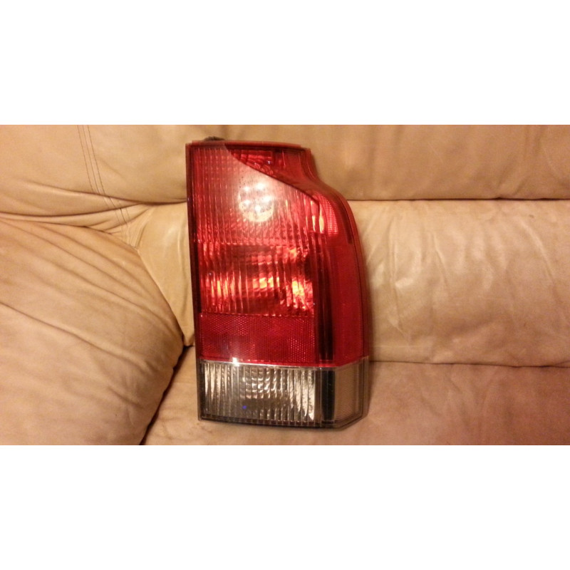 9154498 Volvo V70 Right Tail Lamp 2000-2005