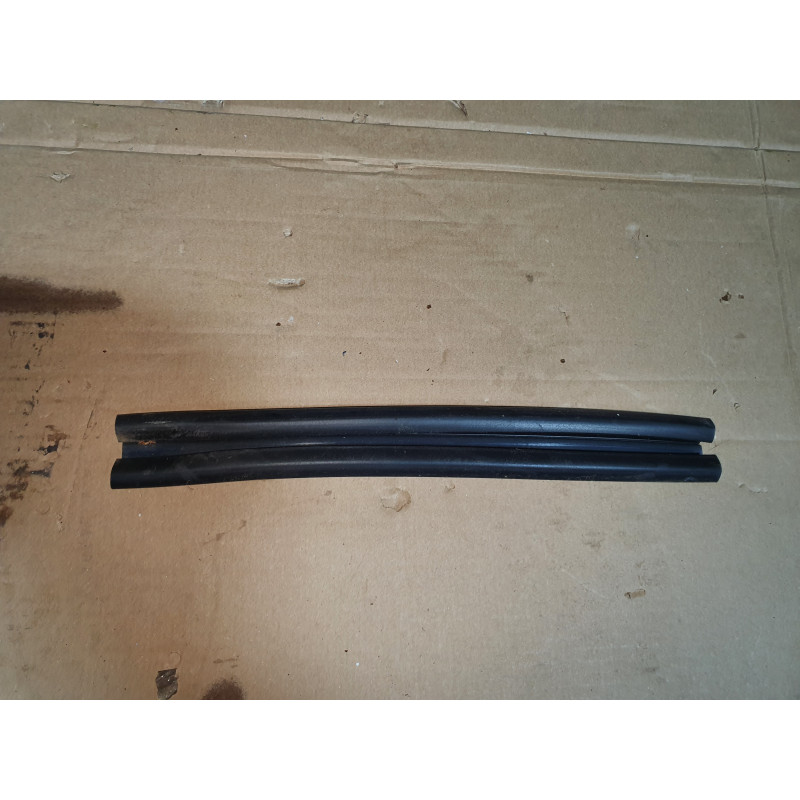 CADILLAC XT5 GMC ACADIA REAR DOOR WINDOW GLASS GUIDE CHANNEL SEAL 2017-2022 GM 23144415 23198104