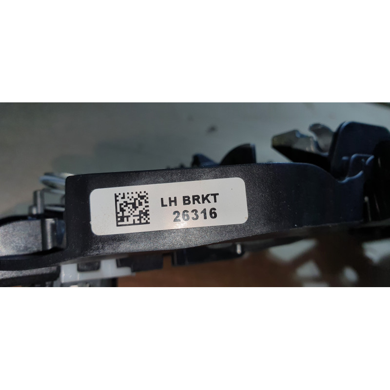 ATS CT4 CT6 CTS XT5 XT6 XTS CAMARO EQUINOX BLAZER ACADIA LEFT FRONT DOOR HANDLE BRACKET 2016-2022 GM 13509613 4608-1100